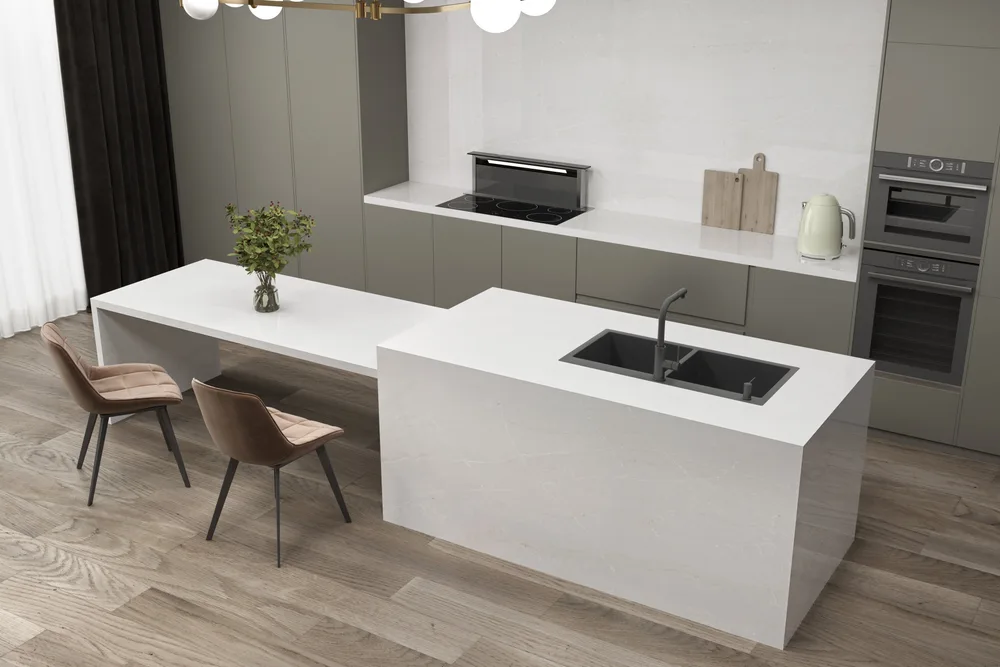 Kitchen island in veined engineered quartz