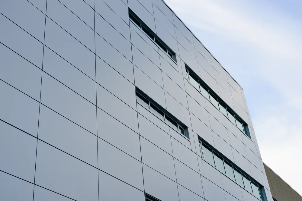 Commercial facade in weather-resistant porcelain